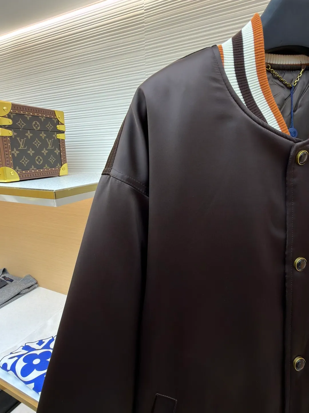 LOUIS VUITTON decorative flight jacket ●Original version: 30,000 purchased and developed ●Item number: 1682285-B90 ●Fabric: cotton fabric ●Technology: patch production ●Color: brown ●Version: fitted version ●Weight: about 1085 grams ●Size: 46-48-50-52 ●Description: The main body of this Louis Vuitton satin baseball jacket is made of high-density matte satin fabric, which has been treated with anti-wrinkle shaping technology. The fabric has a strong drape and is not easy to wrinkle. The dark brown background color is prepared by precision dyeing and finishing technology, giving it a rich color and high-end texture. The "L.V.M SINCE 1854" logo on the left chest is made with hot-drilling technology. High-quality rhinestones are used for precise hot-pasting in different areas. The diamond surface is shiny and strong and will not fall off easily. The ribbed splicing of the collar, cuffs and hem is a three-color contrasting design. It is woven with high-elastic knitted yarn, which will not easily loosen and deform after long-term wear. The placket is equipped with custom-made metal snaps. The hardware is thick and anti-oxidation. The overall style is loose and off-shoulder. The splicing is covered with blind stitching technology, and the wiring is smooth and traceless. Every craft detail follows the brand's luxury product production standards, taking into account both design and wearing comfort. The overall wiring is straight and delicate, the fabric is comfortable and soft, and the color is consistent without color difference. It can be matched with the same style to create a fashionable look and control various occasions. Customized accessories, complete with three standards, same style for men and women!